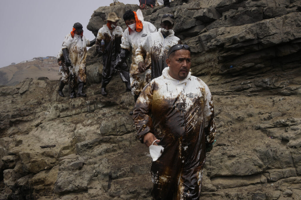 Enorme riesgo al que se exponen los trabajadores y voluntarios que limpian las playas en Perú