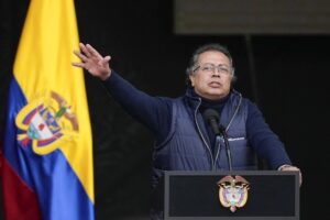 Petro pide escrutinio transparente en Venezuela